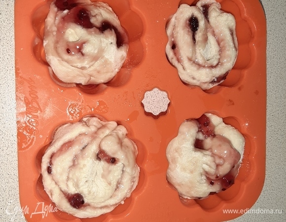 Выложить в форму для кексов или маффинов. Поставить выпекаться в разогретую до 180°C духовку минут на 40.