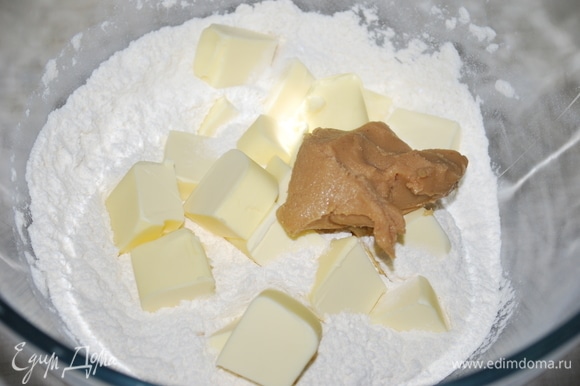 Муку соедините с разрыхлителем, солью, добавьте холодное сливочное масло и пасту фундучного ореха. Пробейте все в крошку.