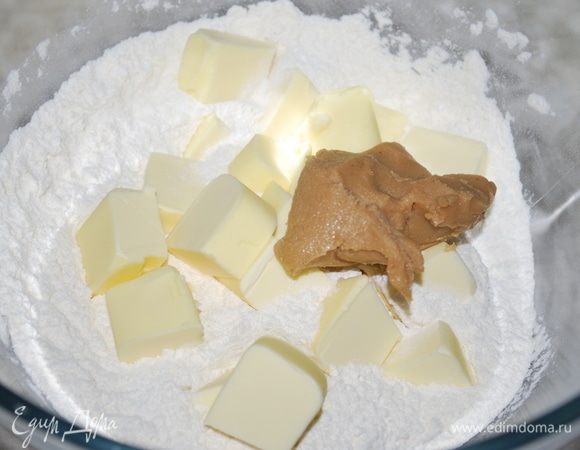 Муку соедините с разрыхлителем, солью, добавьте холодное сливочное масло и пасту фундучного ореха. Пробейте все в крошку.