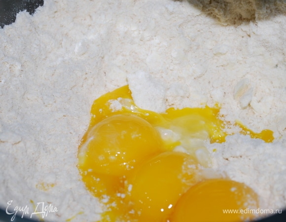 Добавьте три желтка.
