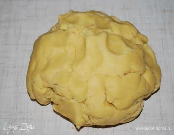 Быстро замесите тесто. Разделите его на две части.
