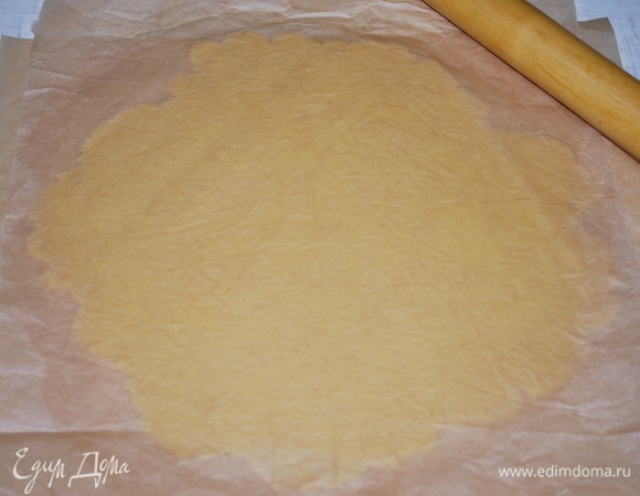 Раскатайте тесто (я раскатала между двумя листами пекарской бумаги). Выпекайте в разогретой духовке при 170°C 12–15 минут, до светло-золотистого цвета.