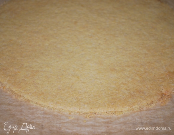 Готовый корж вырежьте формой. У меня форма 26 см. Получилось два коржа. Песочные коржи я испекла накануне.