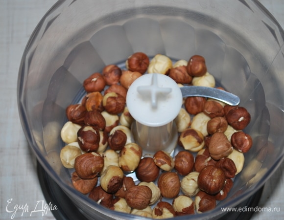Обжаренный фундук пробейте в блендере.