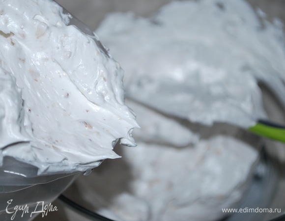 Переложите меренгу в кондитерский мешок с круглой насадкой.