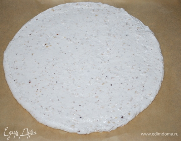 Отсадите меренгу диаметром 26 см и сушите в духовке при 100–110°C примерно 2 часа. Корж из меренги я сделала накануне.