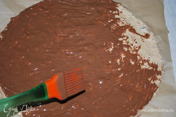 После того как меренга высохнет в духовке, покройте ее слоем растопленного шоколада.