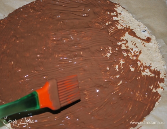 После того как меренга высохнет в духовке, покройте ее слоем растопленного шоколада.