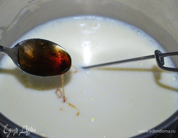 Готовим крем. Яичные желтки взбейте с сахаром и кукурузным крахмалом. Молоко нагрейте. В теплое молоко введите взбитые желтки с сахаром и варите на медленном огне, постоянно помешивая. Добавьте натуральный ванильный экстракт.