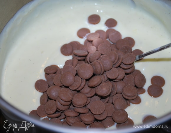 Все хорошо перемешайте и добавьте шоколад. Накройте крем пленкой в контакт и уберите стабилизироваться. Крем я сделала накануне.
