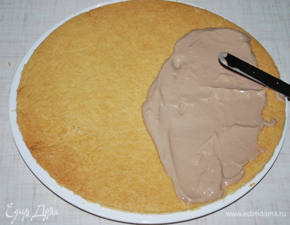 На следующий день соберите торт. На песочный корж нанесите крем.