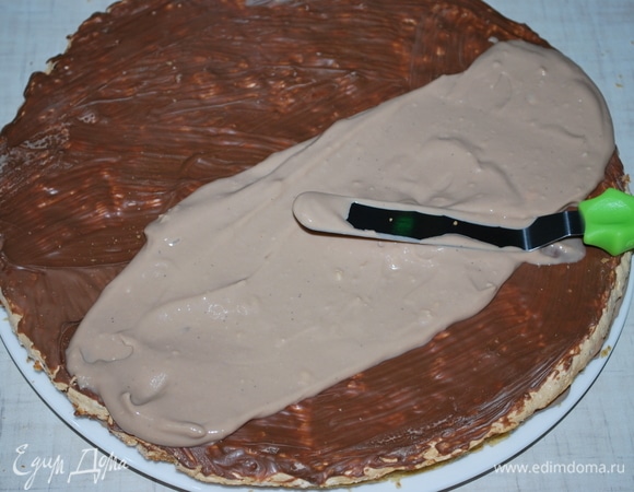 Следующий — корж из безе с орехом, сверху — крем. Два песочных и два коржа из безе. Сверху торт я украсила шоколадом с фундуком. Вы можете украсить десерт на свое усмотрение.