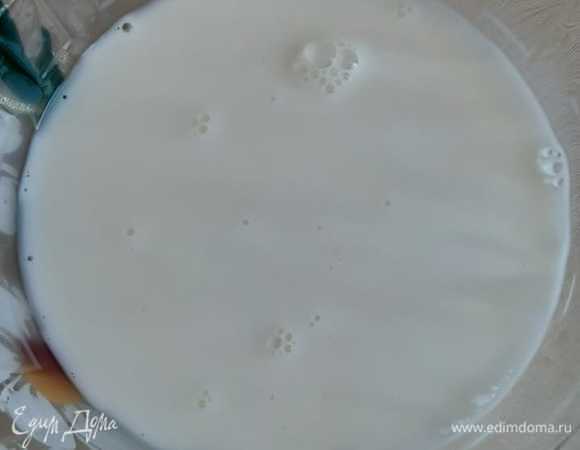 Замешиваем тесто, постепенно добавляя муку (оно получается пластичным). Тесто должно получиться тугим, поэтому муки не жалеем. Убираем в холодильник минут на 10.