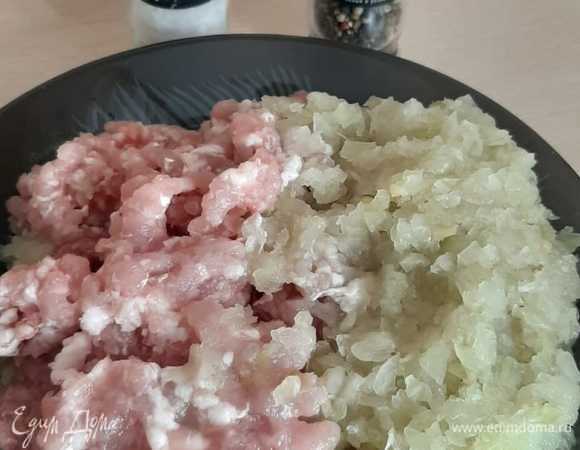 Фарш любой берем, добавляем 1–3 луковицы. Можно мелкими кубиками картошку сырую, соль, перец.