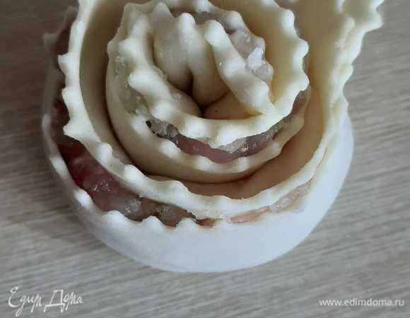 Вот такая розочка получается. Варить после закипания воды в мантоварке 45 минут.