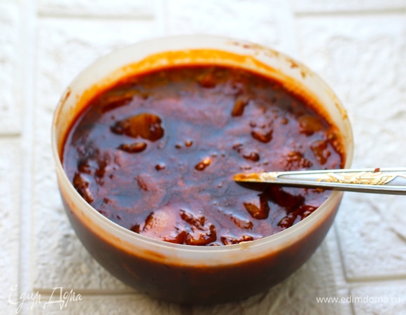 Ананасы отцедить от сиропа, нарезать кольца кусочками (или купить уже в кусочках). Чеснок пропустить через давилку. Смешать все ингредиенты для соуса. В качестве острого томатного соуса предпочтителен соус шрирача. Свинину нужно брать с жиром по каемке, у меня антрекоты на кости.