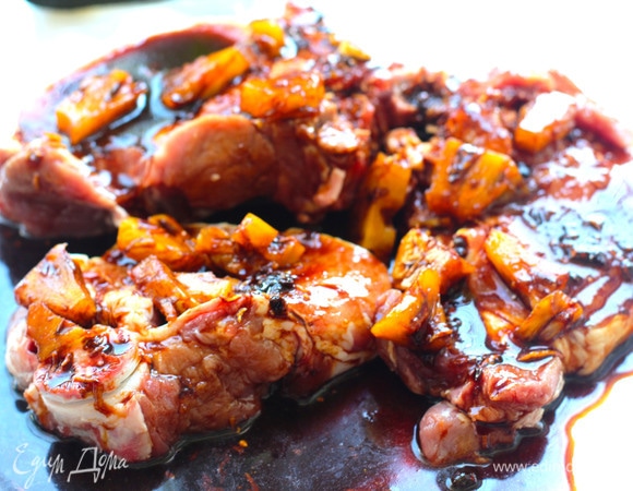 Застелить противень или форму фольгой, выложить куски мяса, полить соусом. Сверху накрыть фольгой.