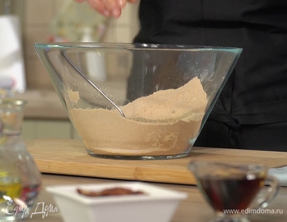 В глубокой миске смешать гречневую и кукурузную муку, разрыхлитель, соль и сахар.