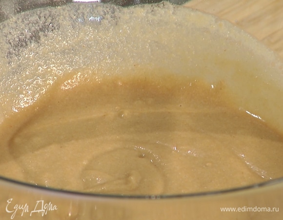 К сухим ингредиентам влить гречневое молоко, растительное масло, 150 мл воды, экстракт ванили, винный уксус и вымешать все до однородного состояния.