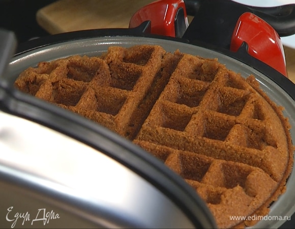 Используя вафельницу, пожарить из теста вафли.