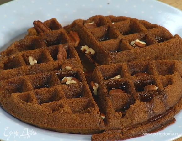 Подавать готовые вафли с кленовым сиропом и орехами пекан.