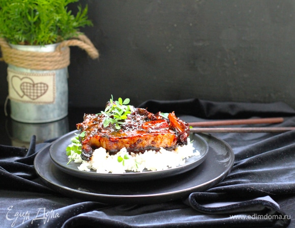 Духовку нагреть до 145°C. Запекать мясо под фольгой 1,5 часа. Фольгу снять, мясо перевернуть и запекать еще 1,5–2 часа, перевернув 2 раза мясо. В конце включить верхний гриль и несколько минут зарумянить мясо.