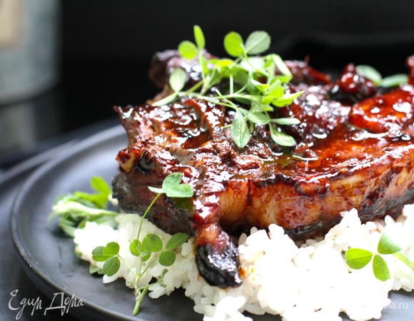 Подавать с рисом, полив соусом с ананасами.