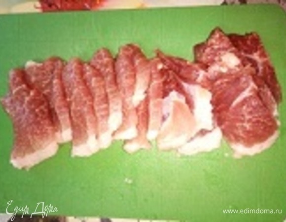 Свинину вымыть, обсушить и нарезать пластинками. Посолить, поперчить по вкусу и поставить мариноваться на 1 час.