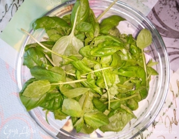 Зелень мяты и базилика промыть и обсушить.