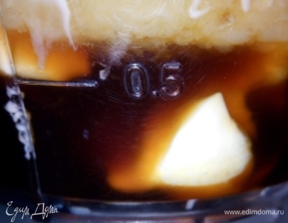 В блендере взбить соевый соус, масло сливочное и сок апельсина. Затем постепенно вкладывать мяту с базиликом. Когда масса станет однородной, добавить три стакана горячей воды.