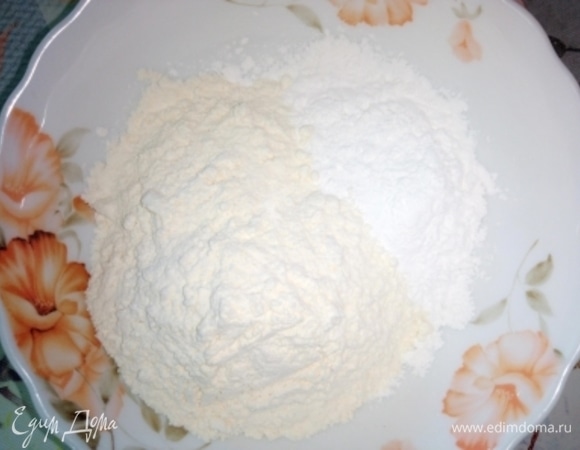 Приготовить панировочную смесь для мяса из муки пшеничной и крахмала.