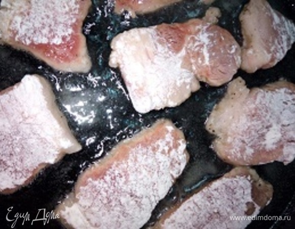 Каждый пластик обвалять в панировочной смеси с двух сторон и обжарить на сковороде в разогретом растительном масле в течение 3 минут.