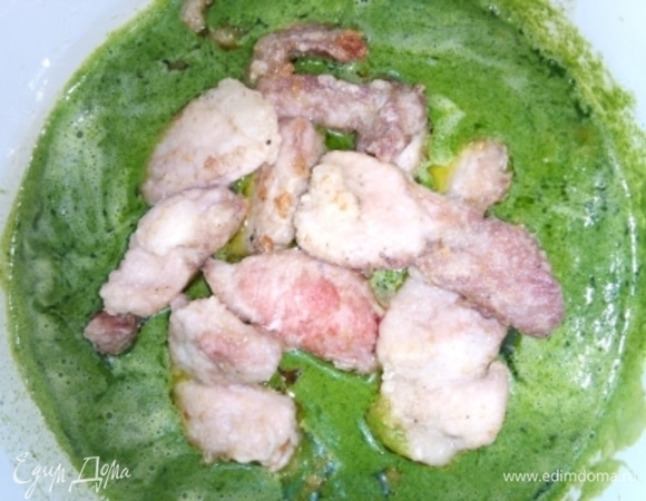 Обжаренное мясо сразу переложить в кастрюлю с мятным соусом. Кастрюлю накрыть крышкой и поставить в разогретую до 200°C духовку на 1 час.