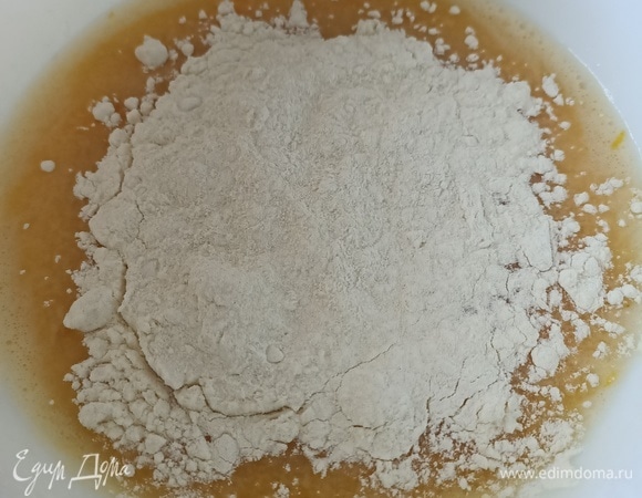 Слегка взбить два яйца и один желток. Добавить муку и замесить плотное эластичное тесто.