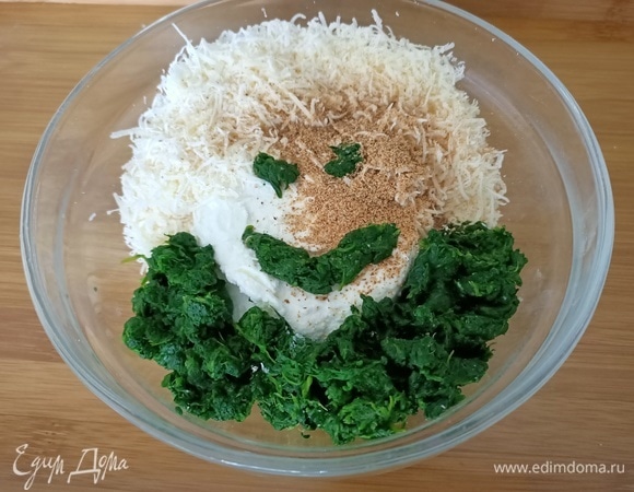 Сварить шпинат. Охладить, отжать и измельчить ножом. Смешать с рикоттой, сыром и мускатным орехом. Посолить.