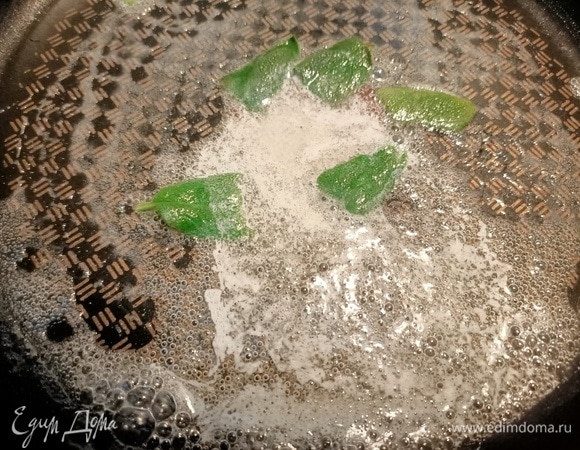 В сковороде разогреть сливочное масло, добавить пару листиков шалфея.