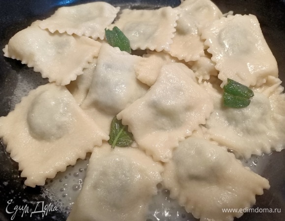 Переложить равиоли в сковороду, томить пару минут и подавать к столу.