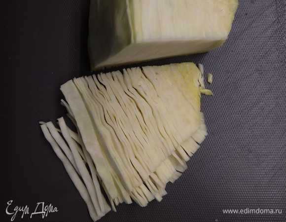 Нашинковать капусту и натереть морковь на крупной терке.