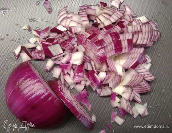 Крупно нарезать лук.