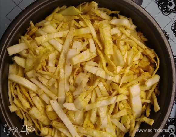 Засыпать капусту и смешать с маслом, немного ее примяв, чтобы дала сок.