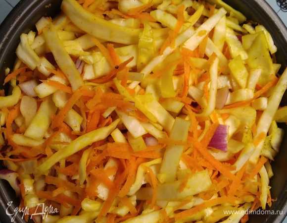 Засыпать морковь и лук. Смешать все ингредиенты. Добавить воду, поставить чашу в мультиварку и включить режим «Выпечка» на 65 минут.