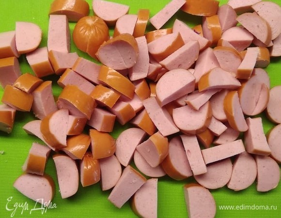 Нарезать сосиски и добавить в чашу мультиварки за 10 минут до окончания программы. Добавить соль, перец и любимые специи по вкусу. Все перемешать.