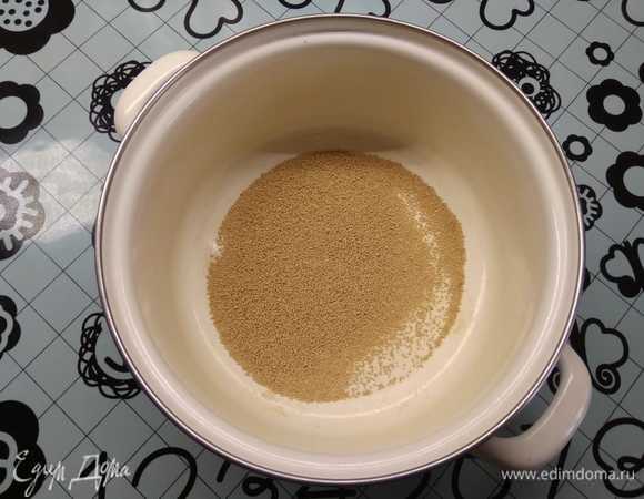 На дно кастрюли насыпать порошок хондаши (основа для мисо-супа). Залить водой и довести до кипения.