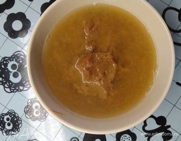 Два половника бульона влить в тарелку с мисо-пастой и тщательно размешать до исчезновения комочков.