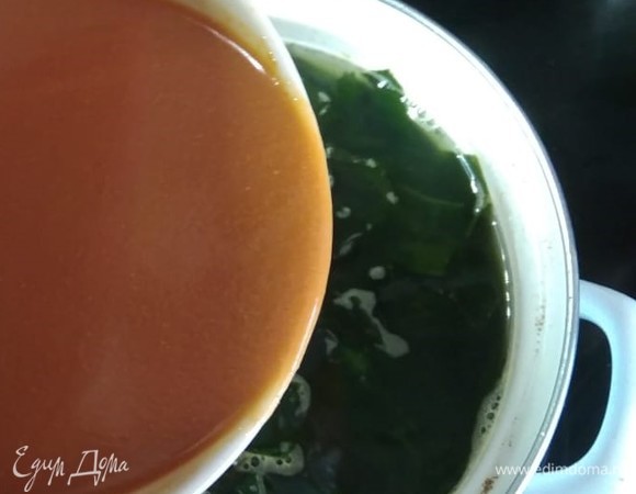 Добавить в бульон водоросли и разведенную пасту. Довести до кипения и варить не более 1–2 минут. Добавить тофу. Нагреть, не доводя до кипения. Выключить. Дать настояться под крышкой 2–3 минуты. Разлить по тарелкам и добавить зеленый лук. Приятного аппетита!