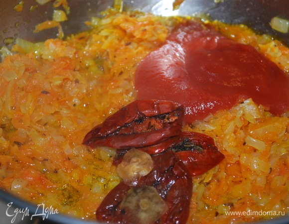 На растительном масле обжарила морковь и лук, добавила лавровый лист, свежемолотый черный перец и зиру. Половину обжаренной моркови с луком убрала. Оставшуюся часть обжарила с томатной пастой и вялеными помидорами в течение 3–4 минут.