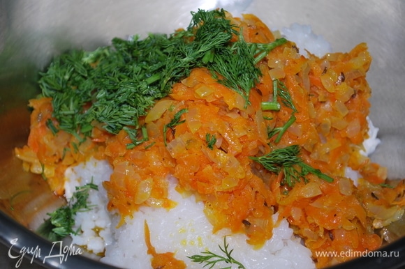 К рису добавила обжаренную морковь с луком и свежую зелень. Начинка готова.