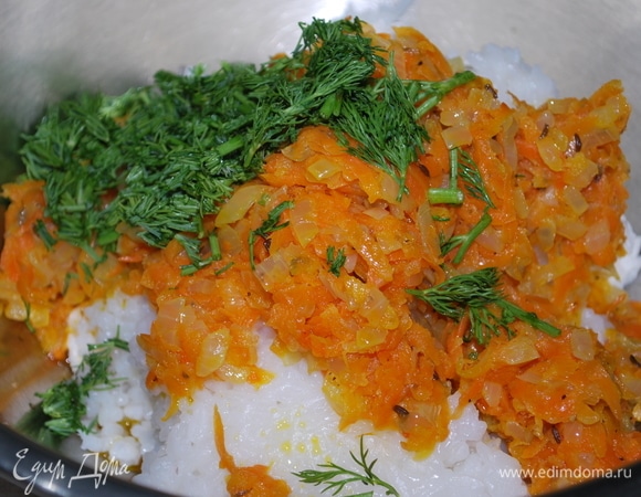 К рису добавила обжаренную морковь с луком и свежую зелень. Начинка готова.