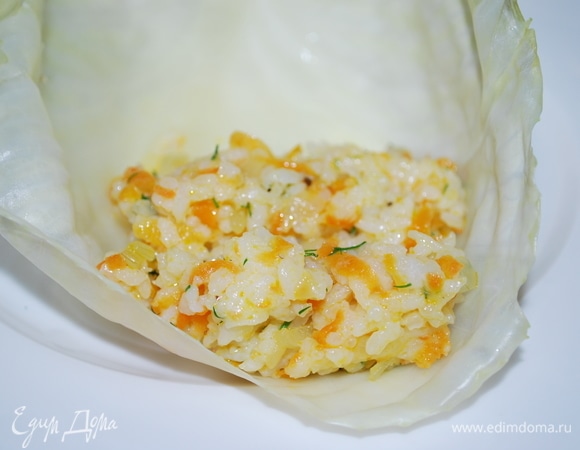 Капустные листы размягчила в кипятке и нафаршировала рисовой начинкой.