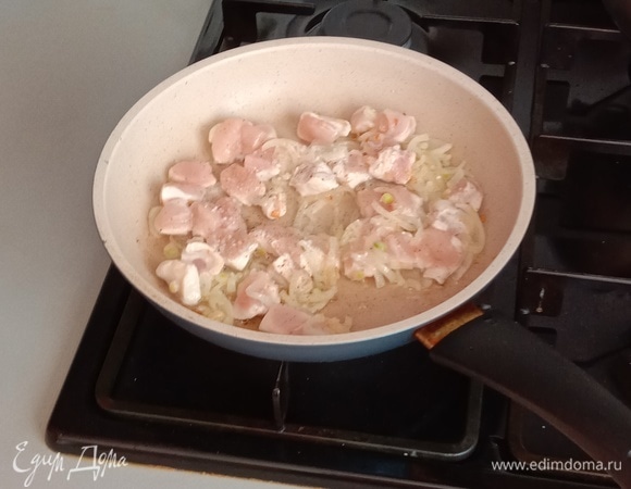 Для начала нарезаем лук и обжариваем на заранее разогретой сковороде до состояния полуготовности. Затем добавляем нарезанную средним кубиком индейку и обжариваем до появления небольшой корочки с двух сторон. Все это делается на растительном масле. Если есть желание сделать на оливковом — не вопрос. Лук и индейку нужно немного посолить и поперчить, только не сильно.